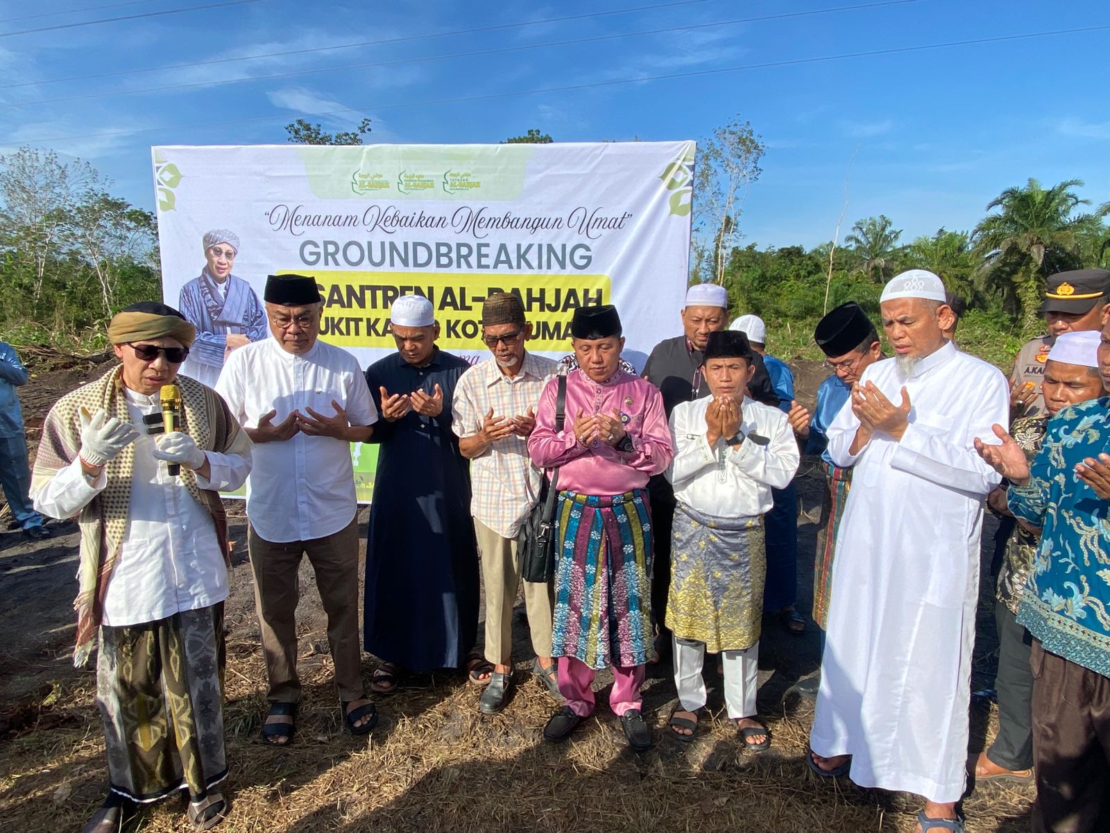 Bersama Buya Yahya, Wako Paisal Letakan Batu Pertama Pembangunan Ponpes Tafaqquh Al BahjahÂ 