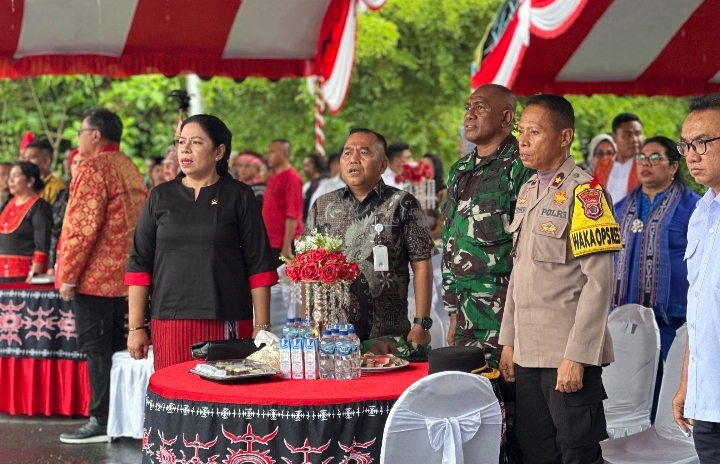 Plt. Kajari Bambang Heripurwanto Menghadiri Puncak HUT Kabupaten SBB Ke-21


