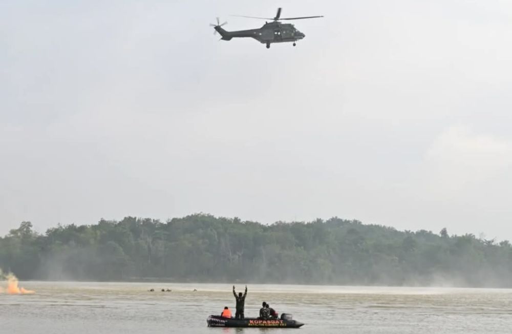 Detik-detik Menegangkan Evakuasi Pilot Pesawat Tempur di Danau Bandar Kayangan