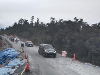 Akibat Longsor Jalan Lintas Riau-Sumbar KM 106 Terapkan Buka Tutup