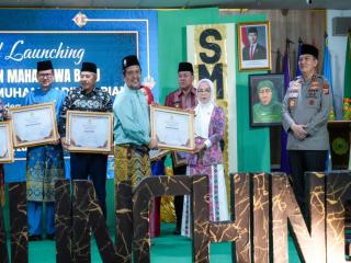 Pemkab Kampar Terima Penghargaan Kepala Daerah Inspiratif dari Universitas Muhammadiyah Riau
