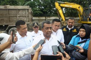 Pj Walikota Pekanbaru Tinjau Proses Pengangkutan Sampah di TPS Siak II