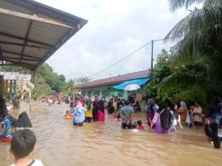 Wilayah Kampar Mulai Terdampak Banjir Akibat Pembukaan Pintu Waduk PLTA Koto Panjang