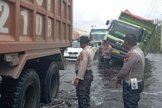 Amankan Distribusi Jalur Komoditas, Kapolda Riau Siagakan Personel 24 Jam di KM 83 Pelalawan