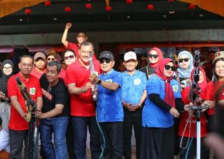 Bupati Asmar Buka Festival Perang Air (Cian Cui) Perayaan Imlek 2576