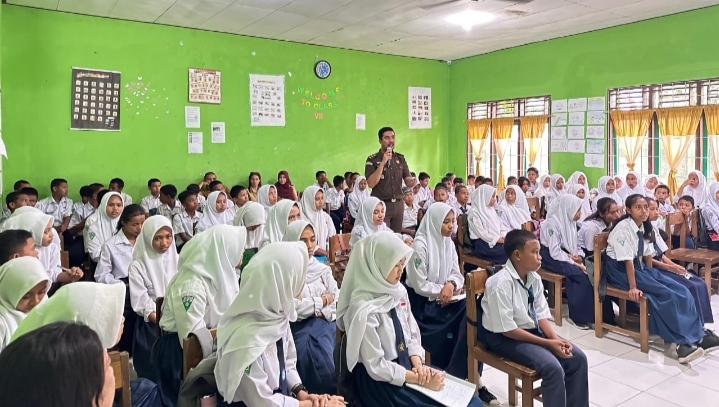 Kegiatan Penyuluhan Hukum Kejari SBB, Siswa - siswi SMP ALHILAAL Kecamatan Kairatu Barat AntusiasÂ