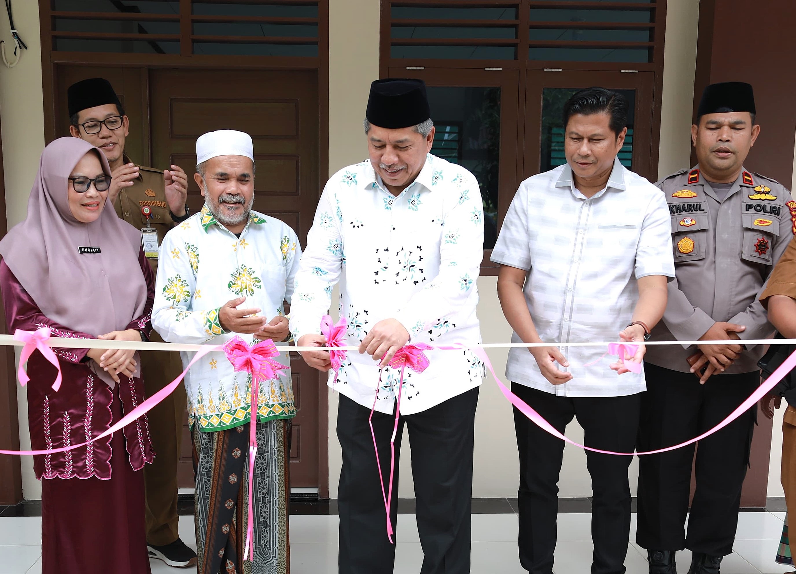 Bupati Alfedri Resmikan Ruang Kelas Baru Pondok Pesantren Madrasatul Qur’an