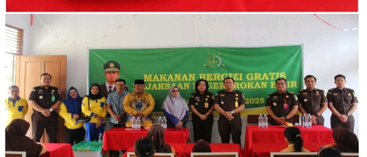 Kejari Rohil Menyalurkan Makan Siang Bergizi Gratis untuk Siswa dan Siswi SDN 015 Bagan Jawa