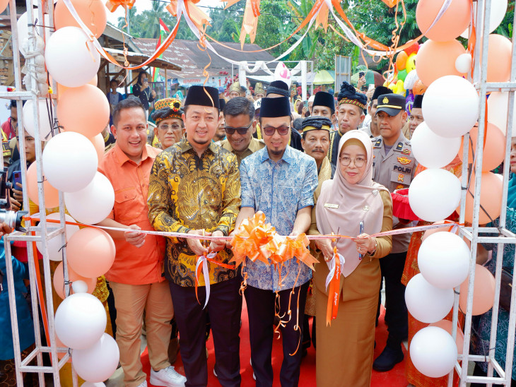 Pj Sekda Bersama Anggota DPR RI Syahrul Aidi Resmikan Jembatan Gantung Desa Pulau Jambu