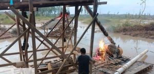 Razia PETI di Kuantan Hilir, Tiga Rakit Dibakar, Pelaku Melarikan Diri
