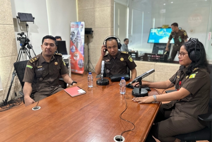 Kejari SBB Melaksanakan Giat Penyuluhan Hukum "Jaksa Menyapa" di RRI Kota AmbonÂ
