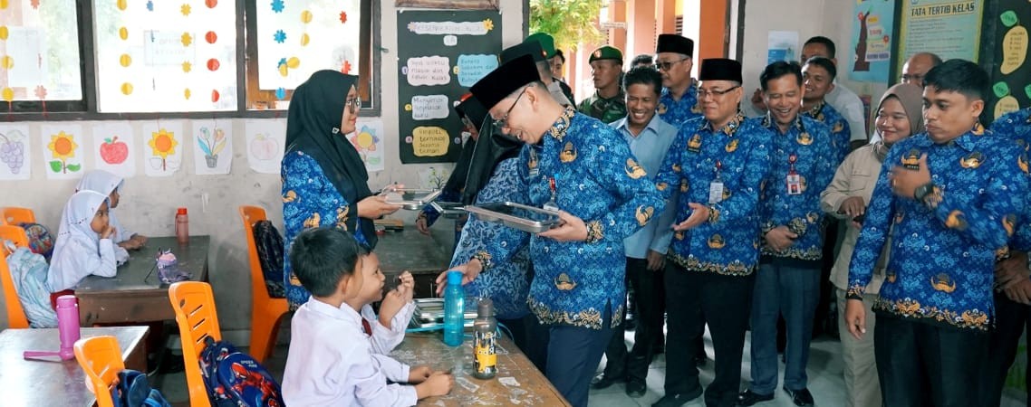 Pj Sekda Tinjau Pelaksanaan MBG di SDN 001 Teluk Kuantan