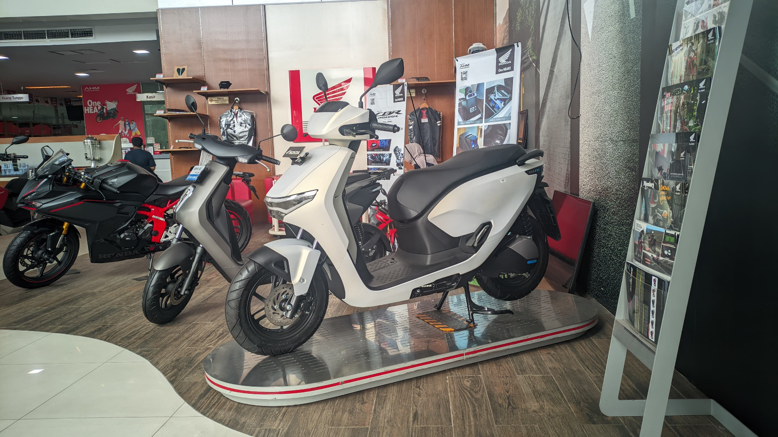Tips #Cari_aman Berkendara Sepeda Motor Listrik