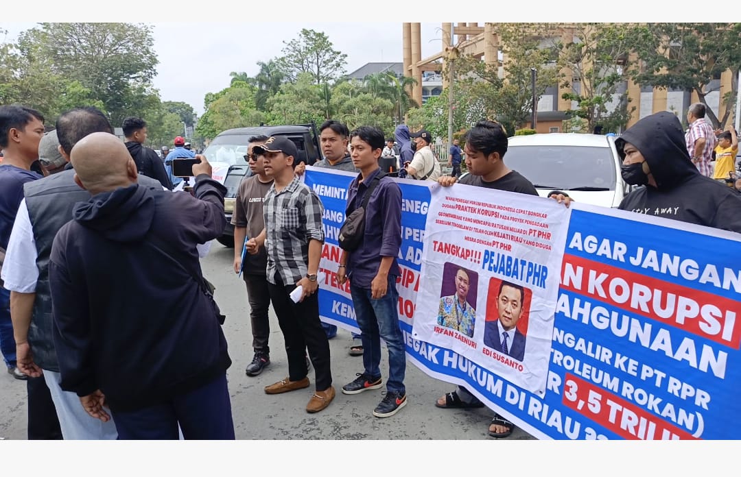 Kunker Komisi III DPR RI ke Mapolda Riau Diwarnai Aksi Demo Massa