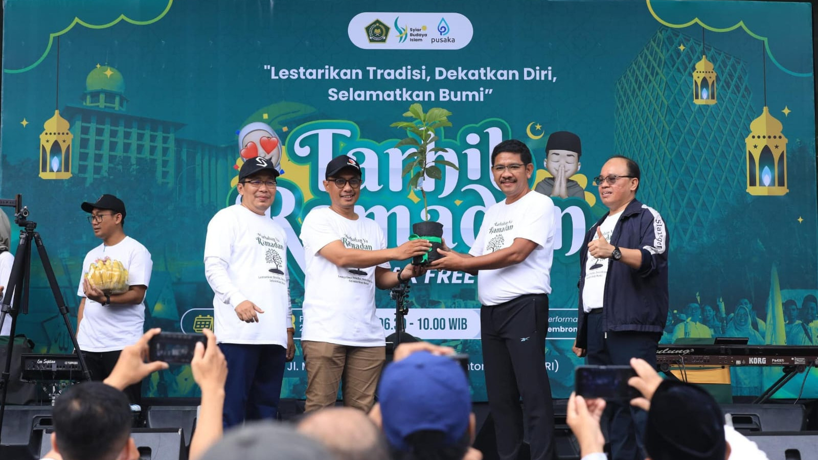 Tarhib Ramadan, Kemenag Bagikan Al-Qur’an dan Bibit Pohon untuk Pelestarian Lingkungan