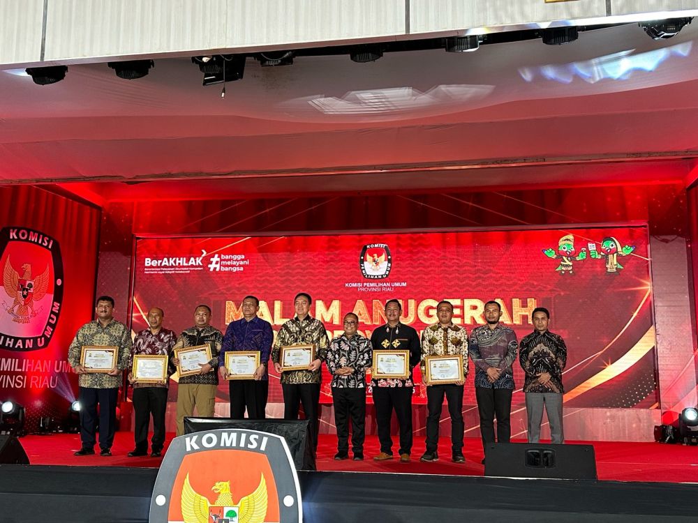Malam Anugerah KPU 2025, Tiga Kabupaten/Kota di Riau Bawa Pulang Penghargaan
