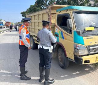 Pelajar MAN 2 Kampar Diajarkan Etika Berkendara, Pakai HP saat Mengemudi Ditilang