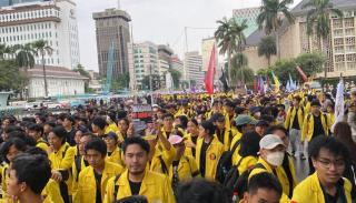 Ribuan Mahasiswa Aksi Demo Indonesia Gelap Padati Patung KudaÂ 