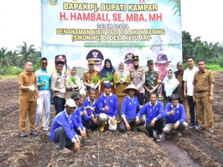Dukung Ketahanan Pangan Nasional, Pj Bupati Kampar Tanam Padi di Desa Kayu Aro Kampar Utara