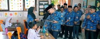 Pj Sekda Tinjau Pelaksanaan MBG di SDN 001 Teluk Kuantan
