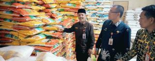 Tinjau Sejumlah Gudang hingga Pasar, Pemkab Pastikan Ketersediaan Bahan Pokok Jelang Ramadhan