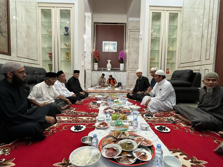 Buka Puasa Pertama, Sekda Kampar Hambali Undang Imam Mesir Syaikh M Ali IbrahimÂ