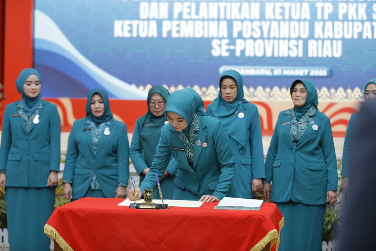 Henny Sasmita Wahid Lantik 10 Ketua TP PKK dan Ketua Pembina Posyandu di Riau
