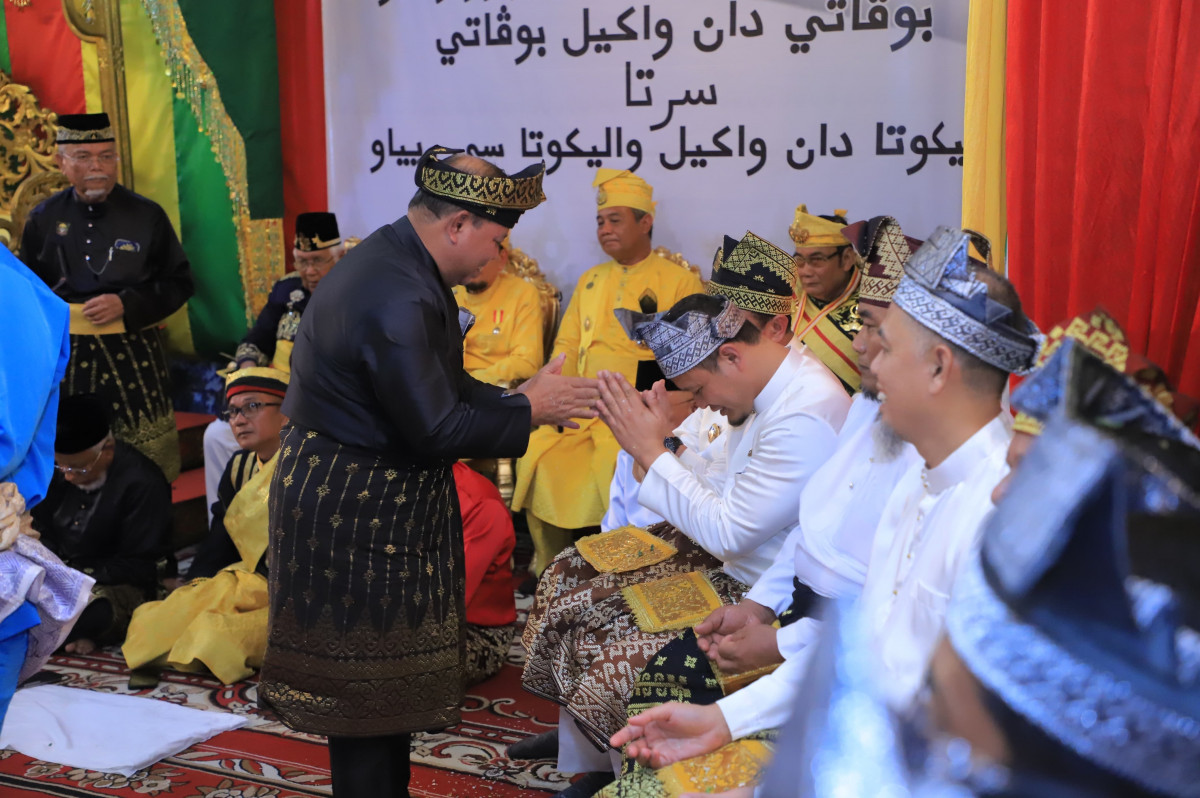 Wako dan Wawako Pekanbaru Jalani Prosesi Tepuk Tepung Tawar di LAMR