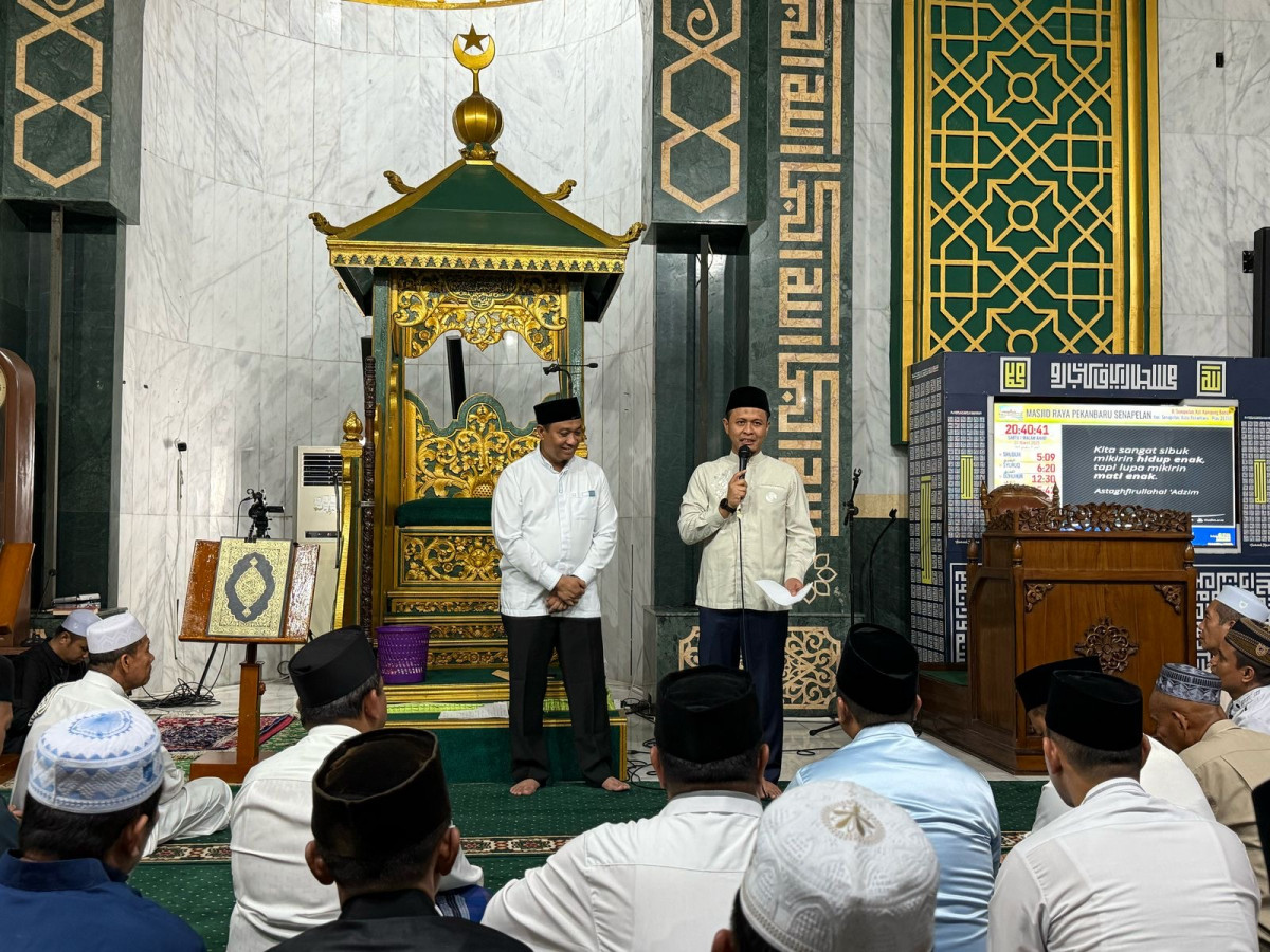 Walikota Pekanbaru Awali Salat Tarawih Pertama di Masjid Raya Senapelan
