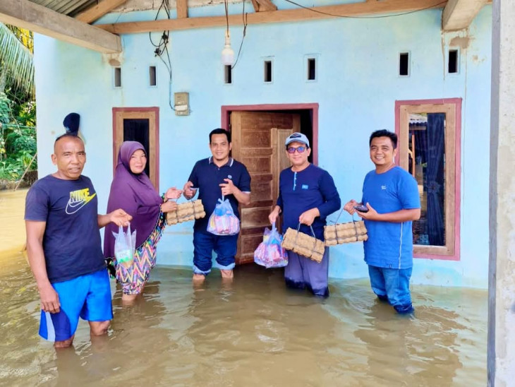 Camat Kampar Berikan Bantuan Sembako Kepada Masyarakat Terdampak Banjir di Desa Simpang Kubu