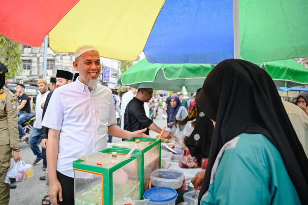 Wako Paisal Borong dan Bagikan Takjil di Pasar Ramadhan Dumai