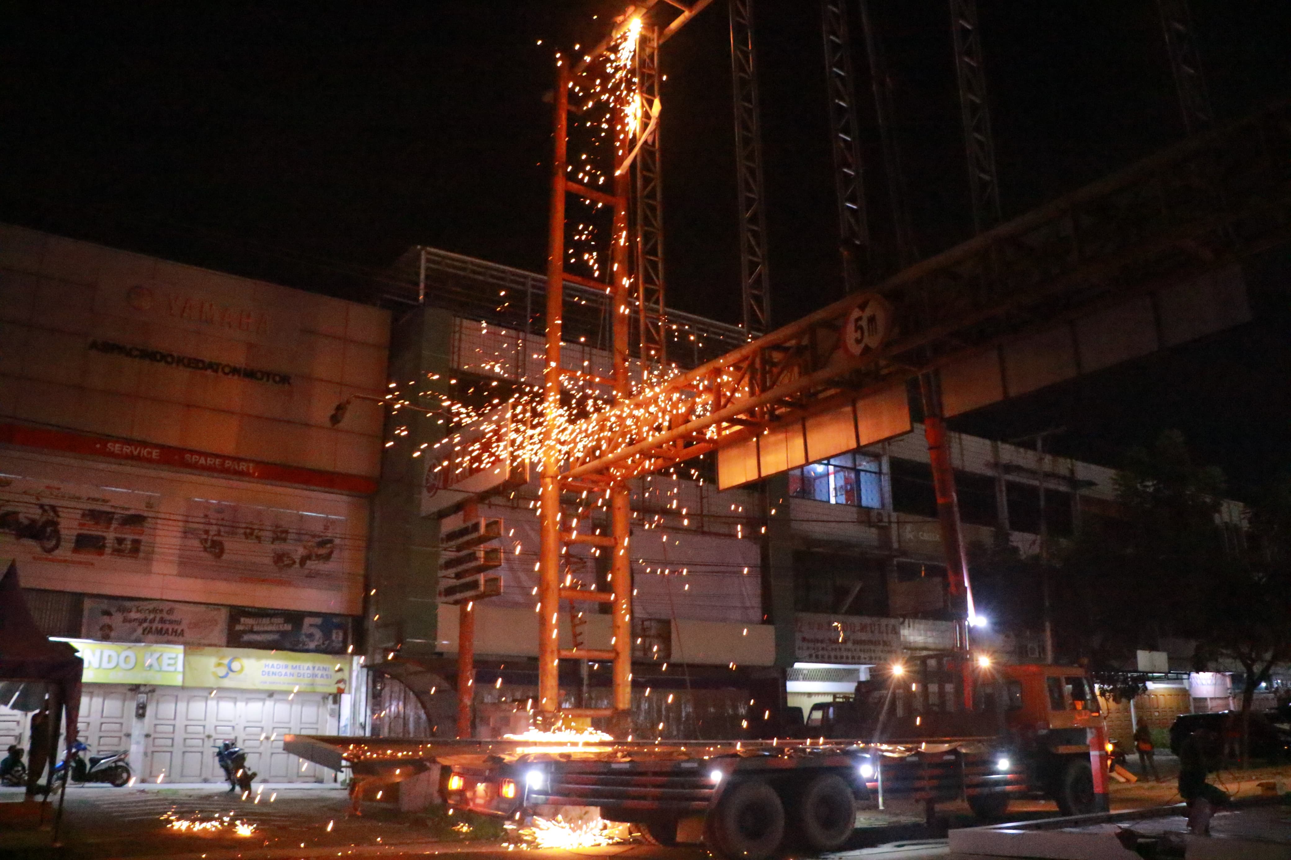 Satgas Pengamanan Aset Bongkar Satu Unit Bando Reklame di Jalan Riau