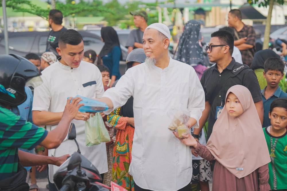 Tebar Kebahagiaan, Wako H Paisal Bagi-Bagi Takjil di Â HR Soebrantas
