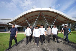 Tinjau Bandara Pasir Pengaraian, Gubri Abdul Wahid Sebut Ada Rute Baru Penerbangan