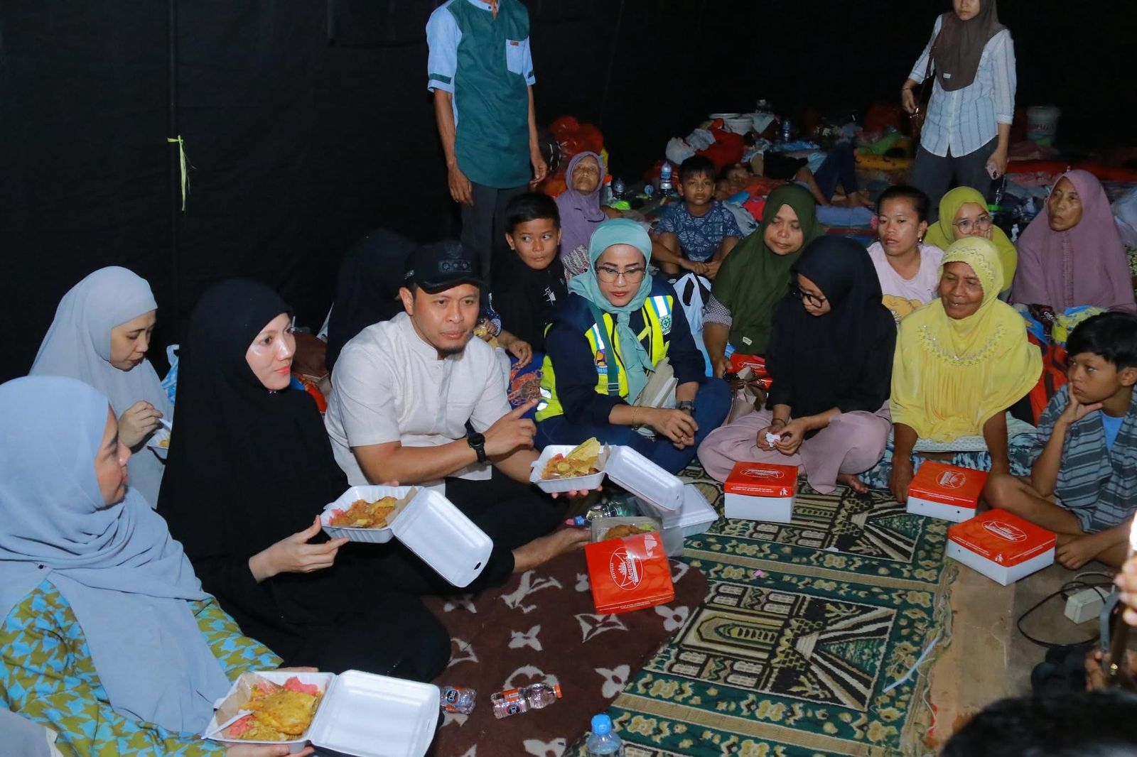 Wali Kota Pekanbaru Tinjau Banjir di Rumbai, Serahkan Bantuan dan Sahur Bersama Warga