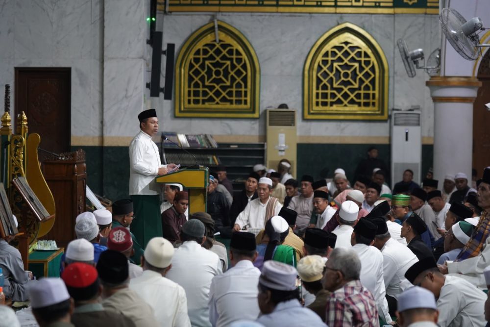 Safari Ramadan di Masjid Raya Pekanbaru, Gubri Abdul Wahid Serahkan Berbagai Bantuan