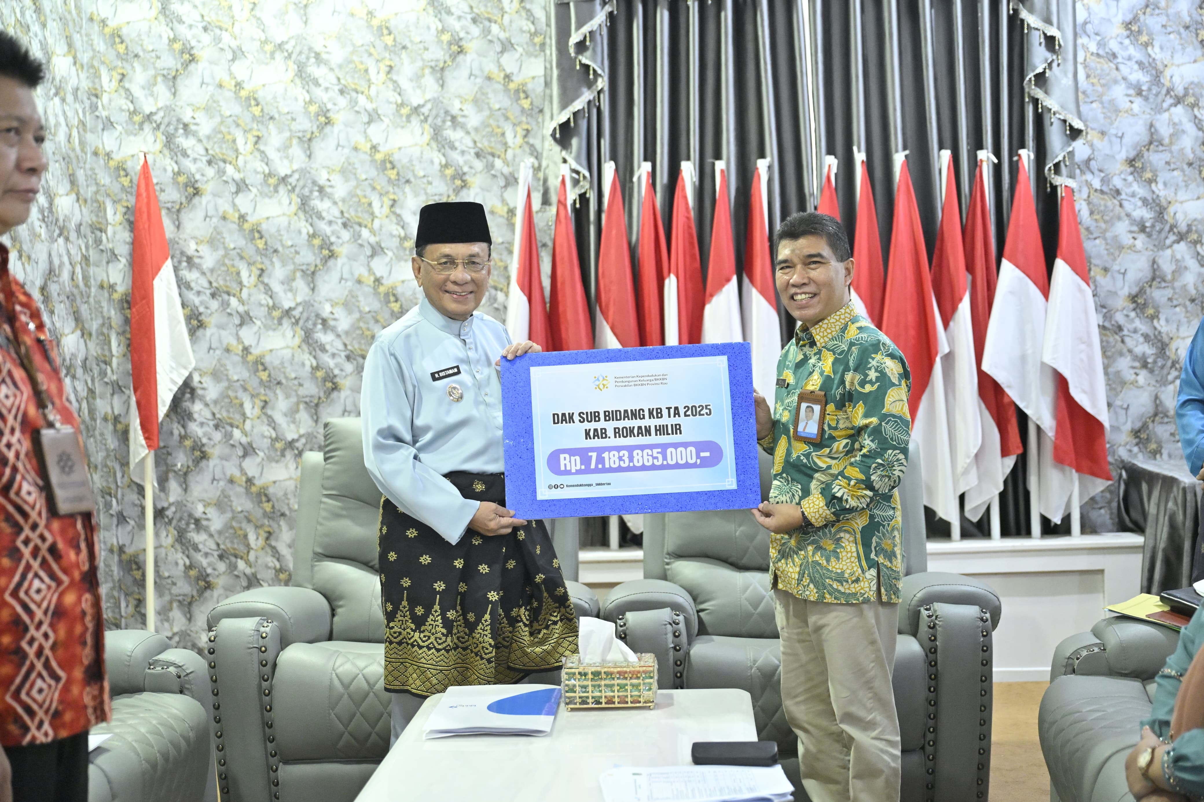 Bupati Rohil Terima Pagu Dak Sub Bidang KB Secara Simbolis Rp 7,18 Miliar dari BKKBN Provinsi Riau