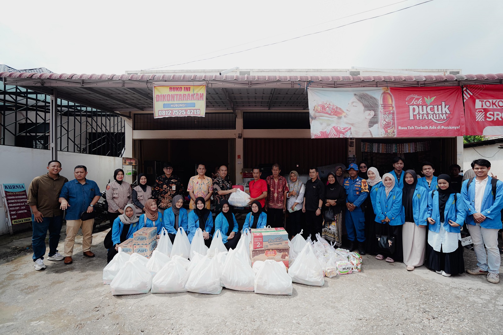 UIR Salurkan Bantuan untuk Warga Rumbai Terdampak Banjir