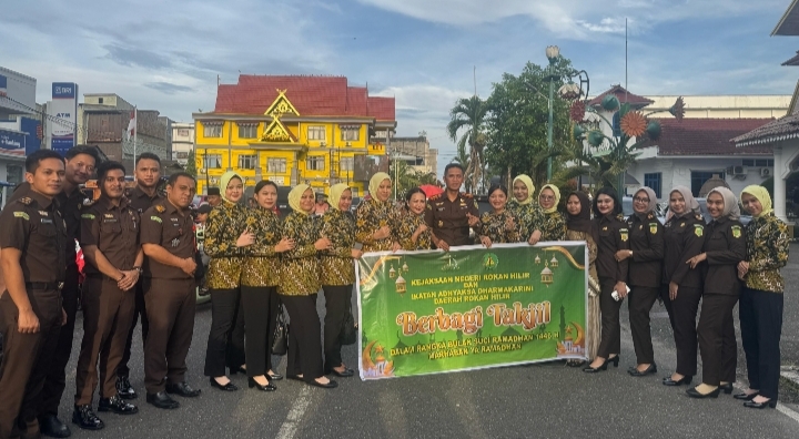 Kejaksaaan Negeri Rokan Hilir Bersama IAD Berbagi Takjil ke Masyarakat