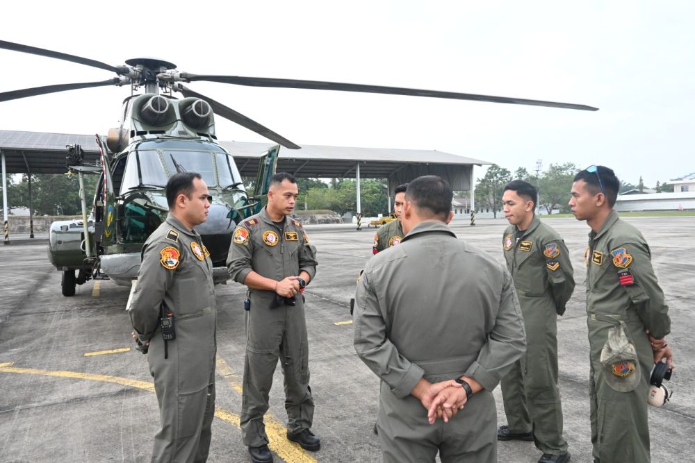 Dukung Operasi Kemanusiaan Helikopter TNI AU Pantau Banjir di Pelalawan