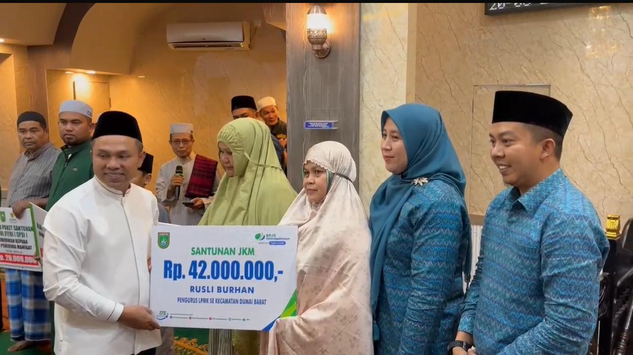 Gubernur Riau Serahkan Santunan JKm BPJS Ketenagakerjaan di Safari Ramadan Kota Dumai