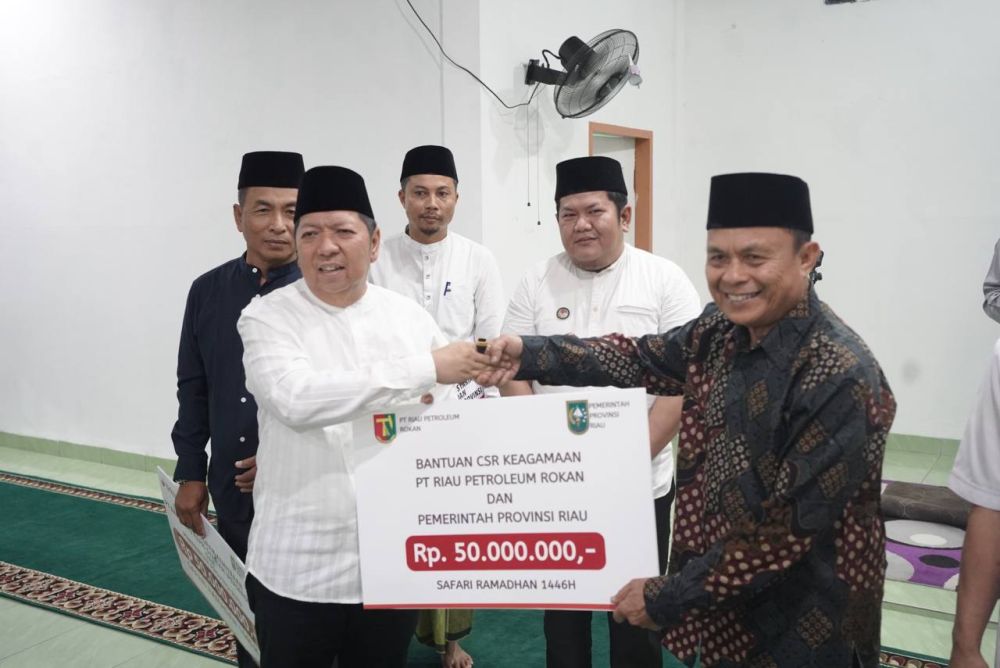 Pemprov Riau Serahkan Paket Santunan Ramadan di Masjid Baitul Hamdi