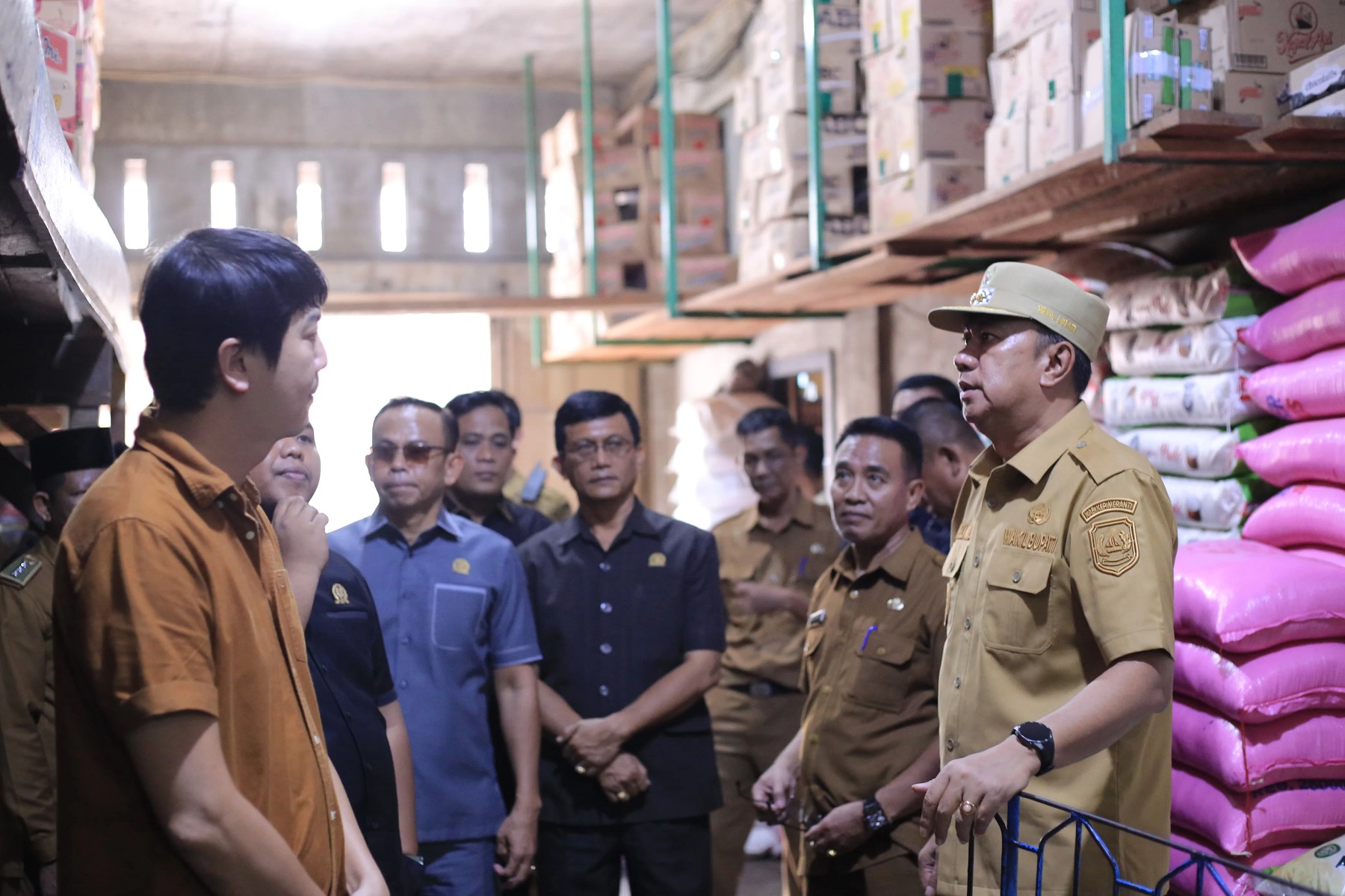 Wabup Muzamil bersama Komisi II DPRD Inspeksi Pasar, Tinjau Ketersediaan Bahan Pokok Jelang Idul Fit