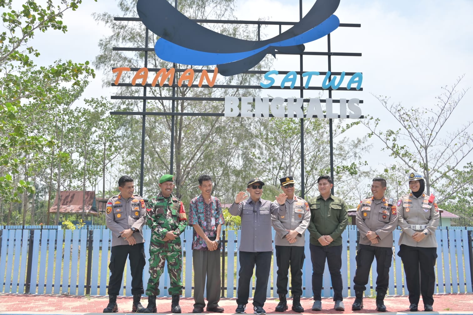 Kunjungi Kebun Binatang, Wabup Ajak Masyarakat Liburan Lebaran Ke Pantai Selat Baru