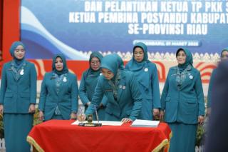Henny Sasmita Wahid Lantik 10 Ketua TP PKK dan Ketua Pembina Posyandu di Riau