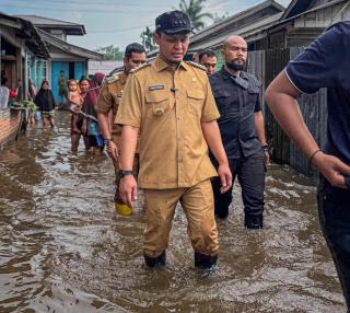 Walikota Pekanbaru Tinjau Warga Korban Banjir Akibat Luapan Sungai Siak