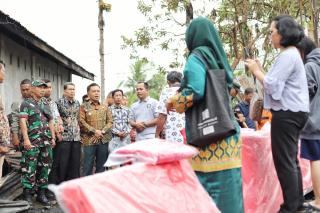 Gerak Cepat, Asmar Serahkan Bantuan Korban Kebakaran Rumah di Selatpanjang