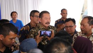 Jaksa Agung ST Burhanudin Bagikan Sembako ke masyarakat terdampak Banjir di Bekasi