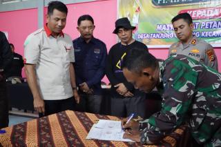Bupati Herman Saksikan Capaian Kesepakatan Bersama Terkait Konflik PT. THIP dengan Masyarakat