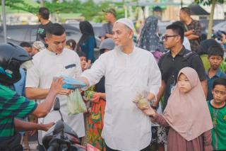 Tebar Kebahagiaan, Wako H Paisal Bagi-Bagi Takjil di Â HR Soebrantas